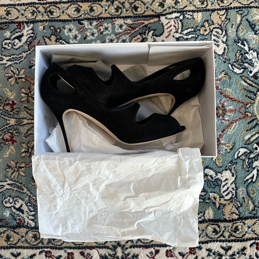 NWT Never Worn MANOLO BLAHNIK
Tokan Suede Cutout Peep-Toe Pumps